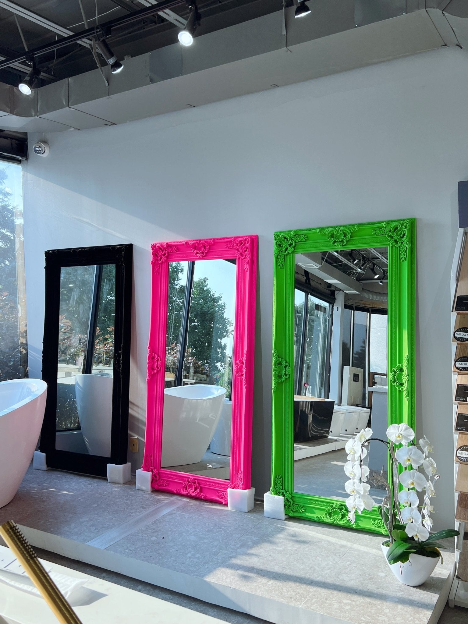 Baroque - Style Ornate Floor Mirror – Neon Pink, Neon Green, and Black Flocked Finish - 粉红色 NeoNova Decor