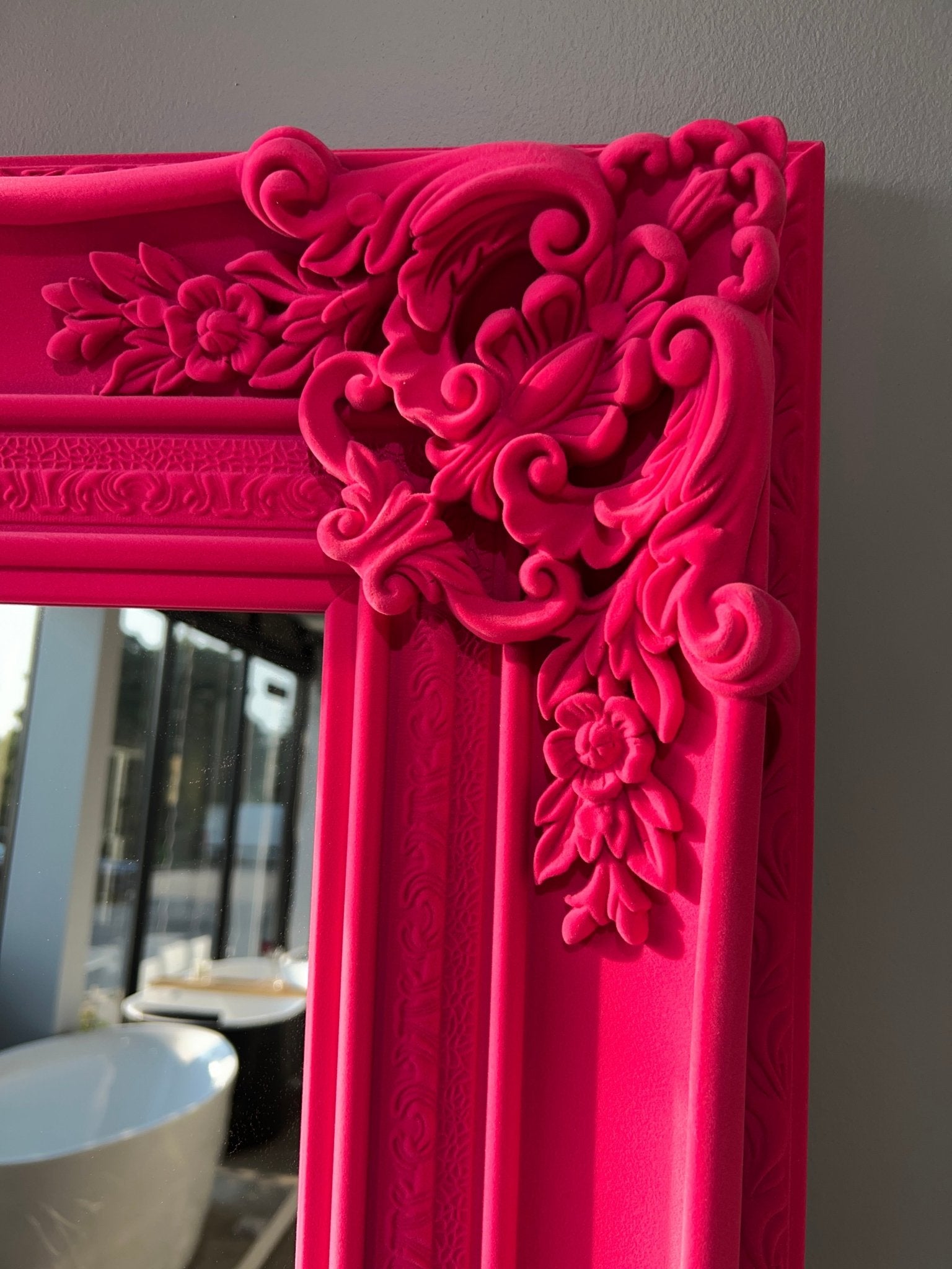 Baroque - Style Ornate Floor Mirror – Neon Pink, Neon Green, and Black Flocked Finish - 粉红色 NeoNova Decor